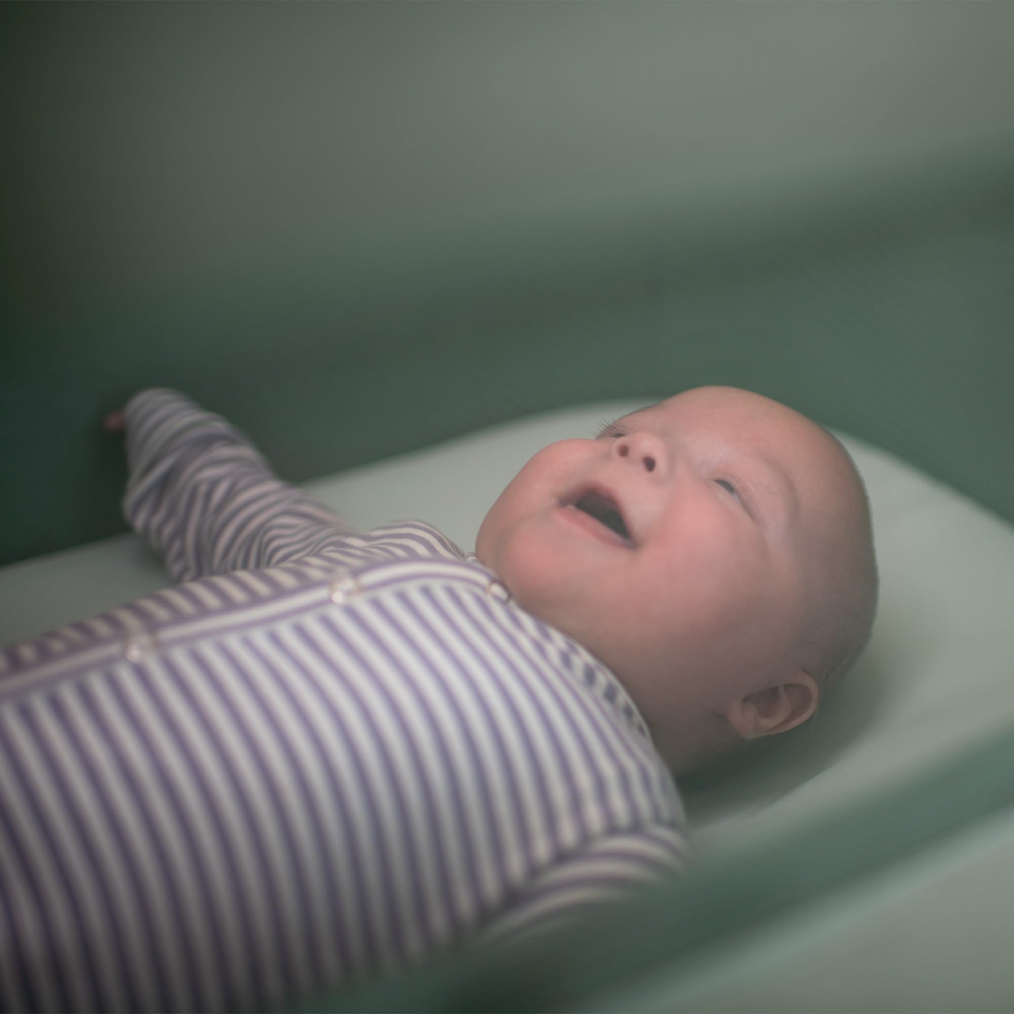 Maxi-Cosi Iora Cuna Colecho Bebe, Co-Sleeper, 0 - 6 meses, máx. 9 kg, 4 Posiciones de Inclinación y 5 de Altura, Fácil Deslizamiento, Cómodo Colchón, Amplia Cesta, Fácil Transporte, Essential Grey