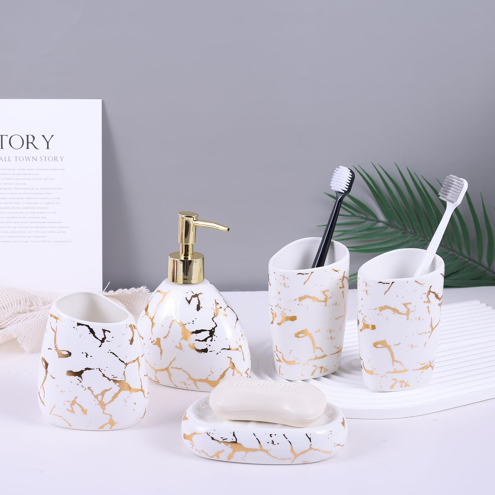6 pcs Keramik Set für Badezimmer Weiß mit goldnem Marmor-Look. Enthält Seifenverteiler, Zahnbürstenhalter u. mehr. Stylische und praktische Badezimmerdekoration.