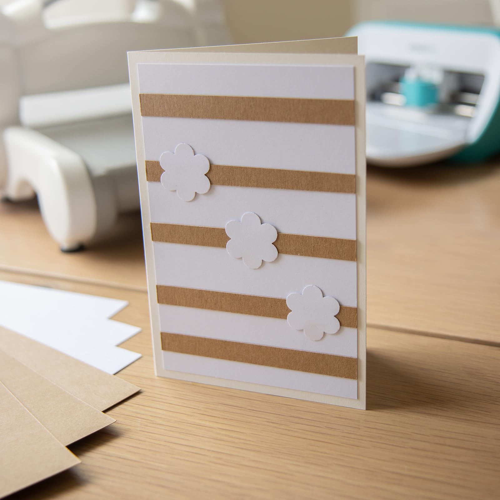 Florence Selbstklebend Cardstock Kraft (Braun) - Bastelpapier 30,5 x 30,5 cm Farbenmix - 50 - Bedruckbares Papier - Karten Basteln, Scrapbooking und Hobbyprojekte - 216 gsm