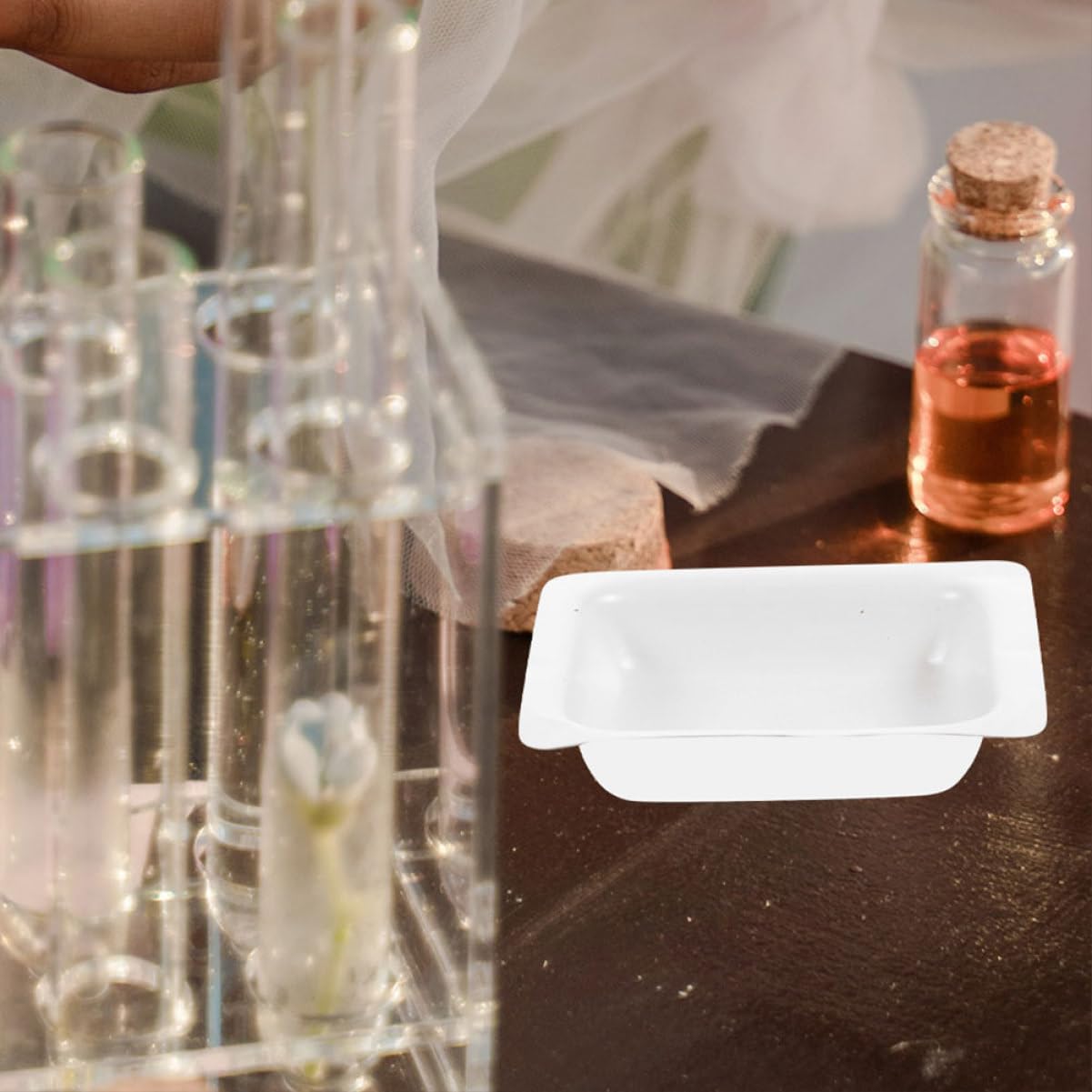 SOLUSTRE 50pcs Portable Sample Weighing Trays Weighing Dishes for Powders Liquids Stackable Lab Weigh Plates Easy Transfer Design for Accurate Measurement