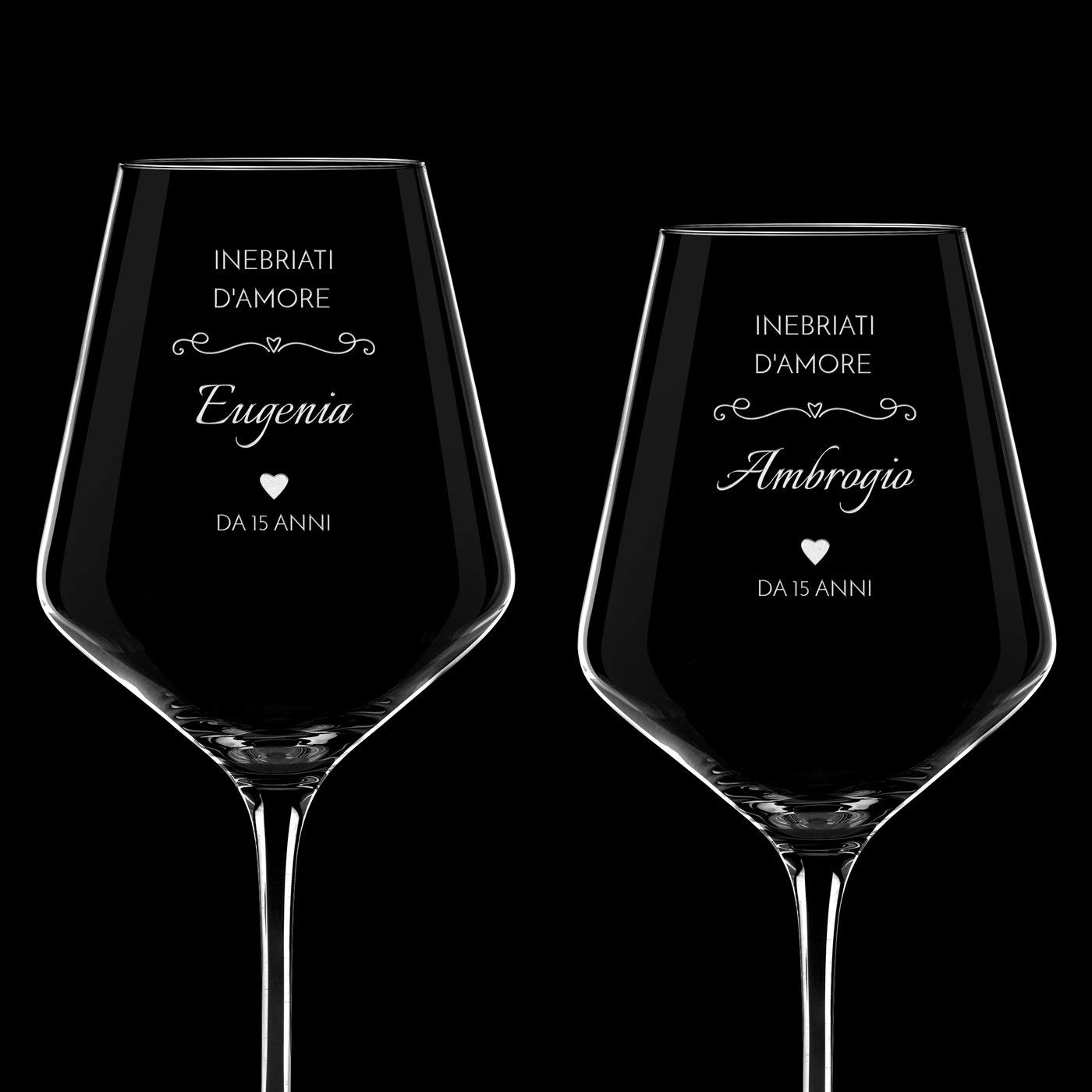 Maverton Calici vino con incisione personalizzata 490ml - Set 2 pezzi in vetro per vino bianco - Ideale per vino rosso - Regalo anniversario matrimonio coppia - Regalo fidanzato - Inebriati d’amore