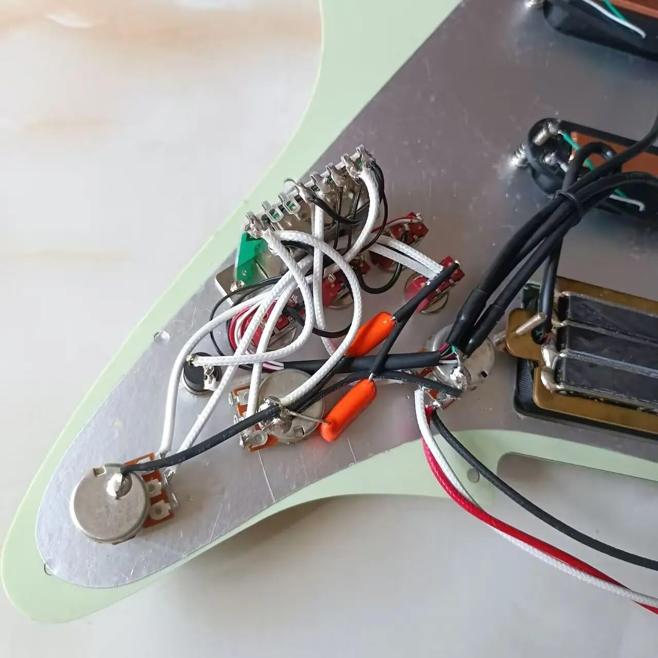 Amazon | SSH 配線済みストラトギターピックガード搭載ミニ