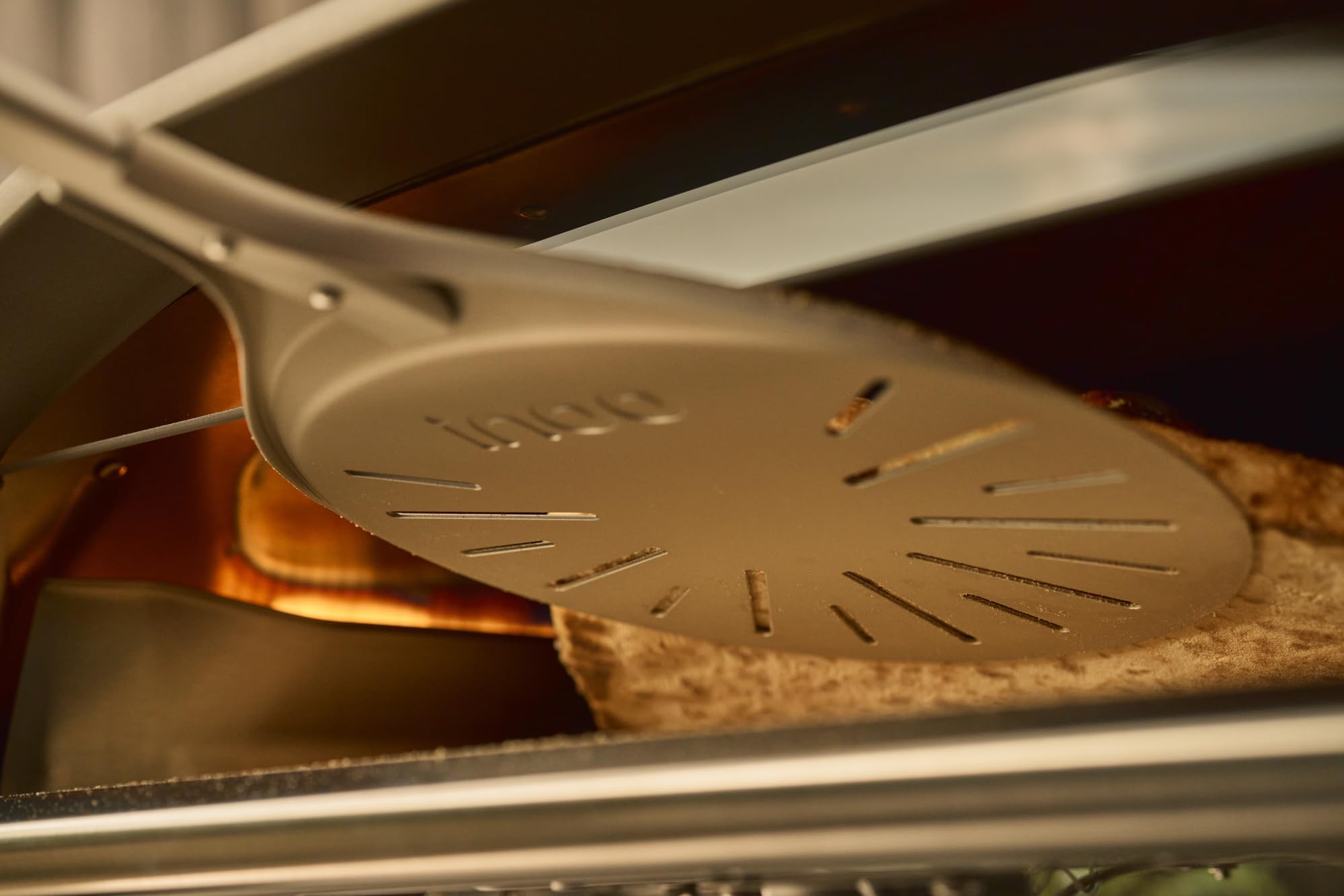 Ooni Pala giratoria para pizza, de aluminio perforado, de 9 pulgadas, ligera, de metal, con mango largo, herramientas para pizza, accesorios para horno de pizza