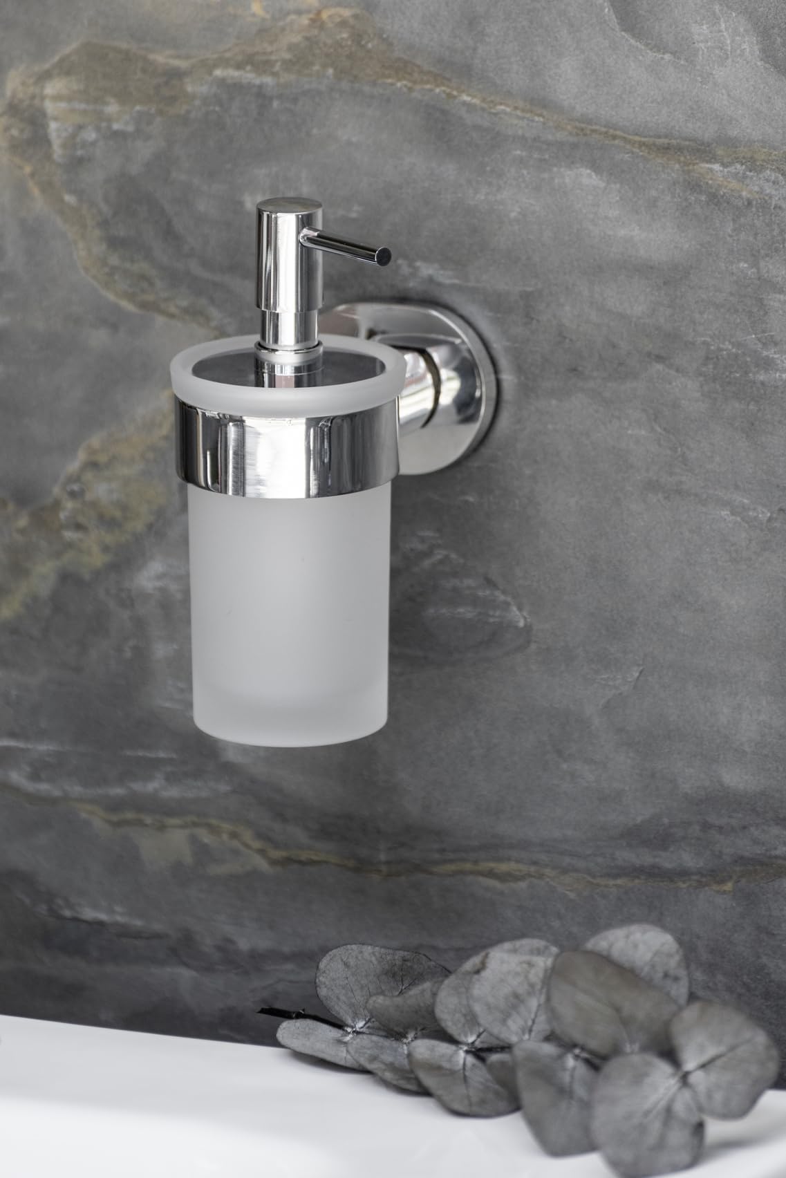 WENKO UV-Loc® Seifenspender Maribor, nachfüllbarer Spender aus satiniertem Glas für 150 ml Flüssigseife mit Wandhalter aus Zinkdruckguss zum Befestigen ohne Bohren mit Klebesystem, 8,5 x 17 x 9 cm