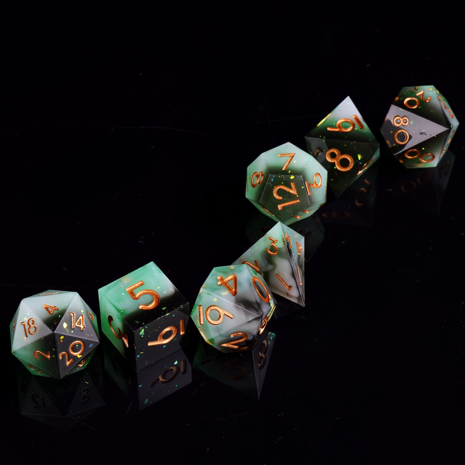 ORUZA Lot de 7 dés en résine DND - Bord tranchant - Dés polyédriques D&D - Jade DND - Pour donjons et dragons Pathfinder MTG - Jeux de rôle - Jeux de table (vert clair et noir)