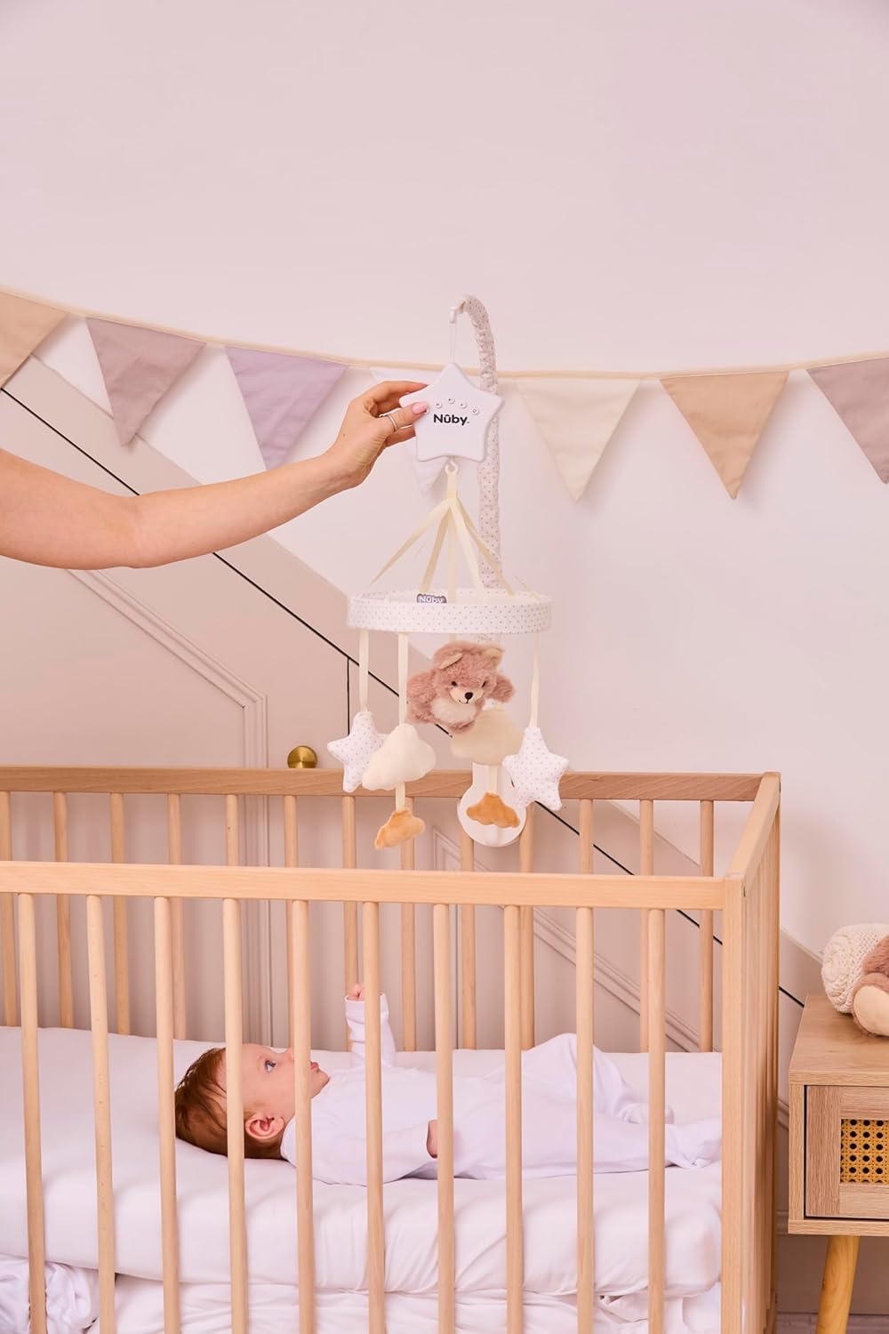 Nuby Biscuit l’Ours – Mobile Musical Bébé pour Lit et Berceau, Bras Réglable Universel, Peluches Suspendues, Mélodies et Sons Apaisants, Jouet d’Éveil pour Nouveau-Né