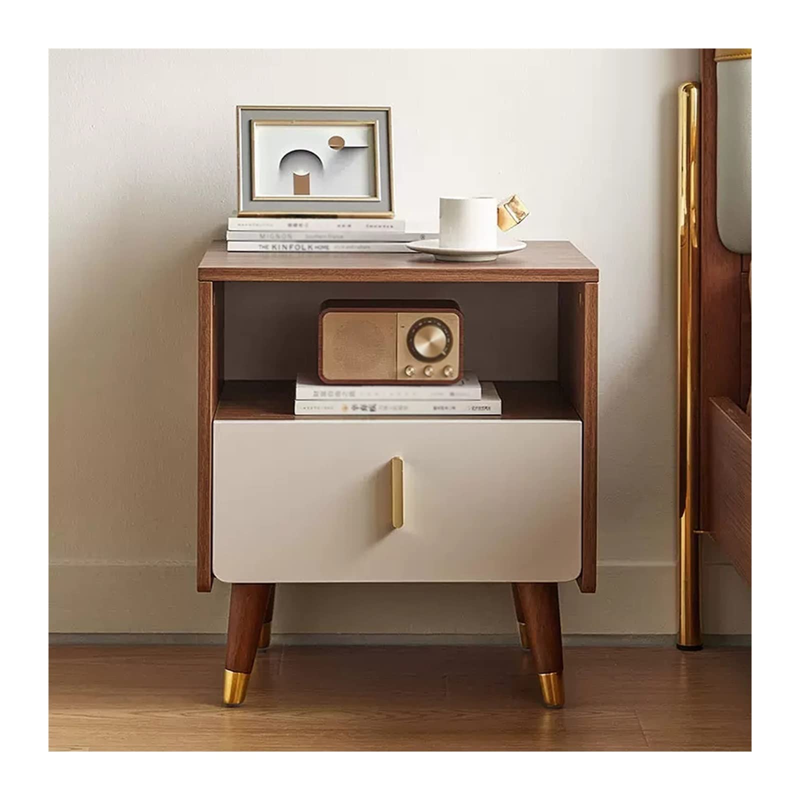 Table d'appoint robuste en bois au design minimaliste et soigné