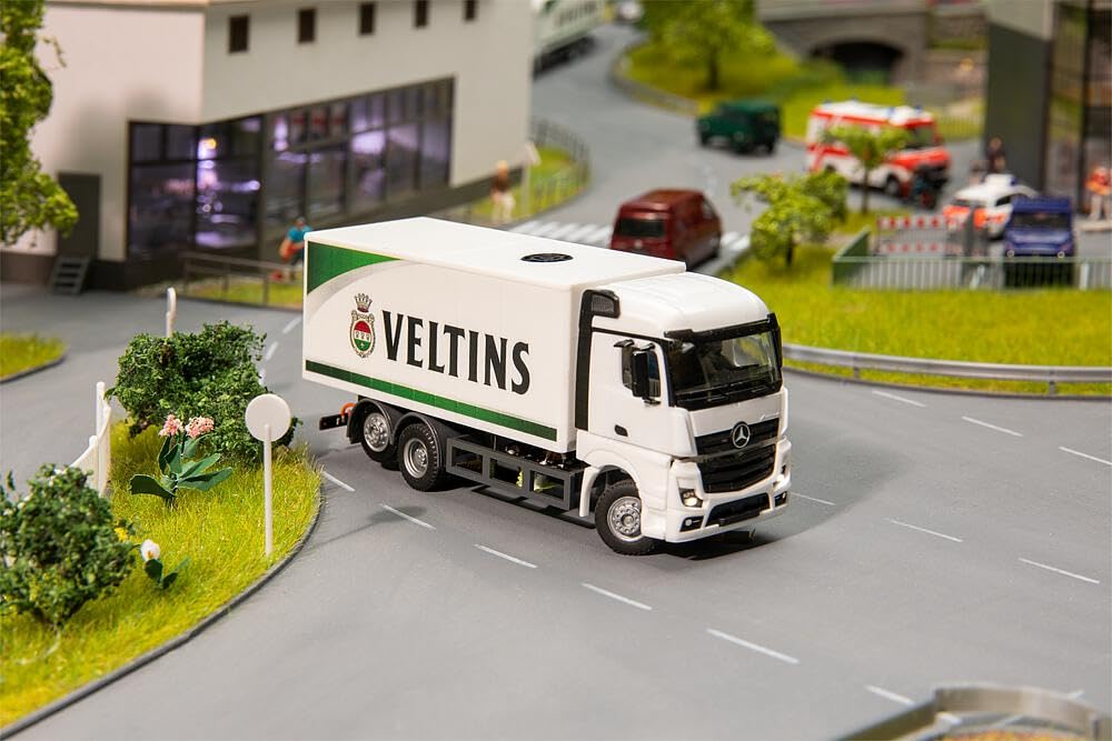 FALLER 161320 - Car System Digital Ciężarówka MB Actros Streamspace budowa walizki Veltins napoje (HERPA) - rozstaw kół H0