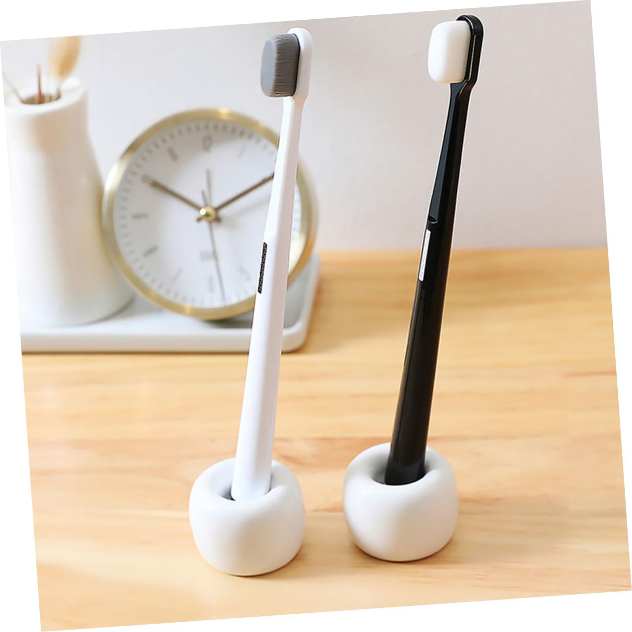 Spazzolino da Denti Manuale 4 Pezzi Set Adulti Setole Morbide | Bianco e Nero, Superficie Liscia, Non Si Deforma, Penetra negli Spazi tra Denti