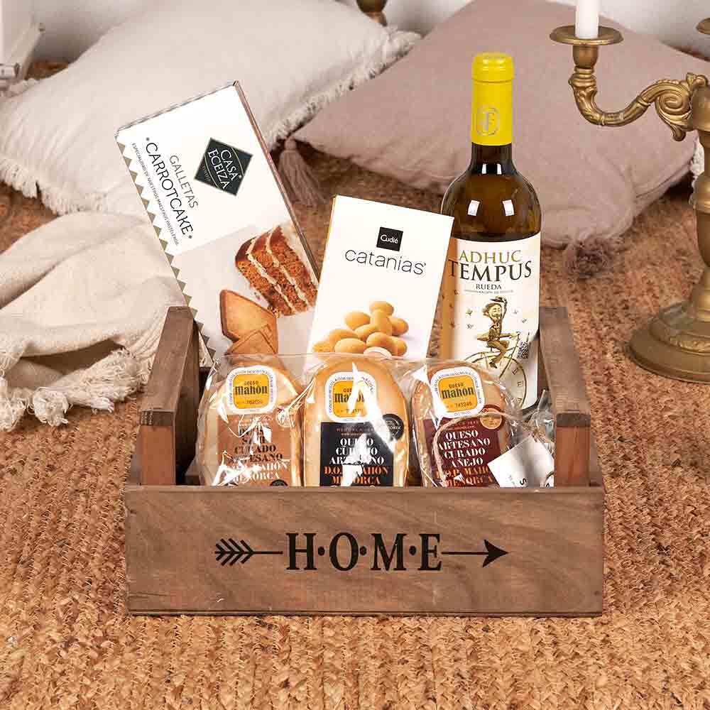 Lotes de Navidad - Dt 030-25 / Lote gourmet con vino blanco Verdejo, quesos artesanos Subaida de Menorca y dulces Catànies y carrot cake en bandeja nogal