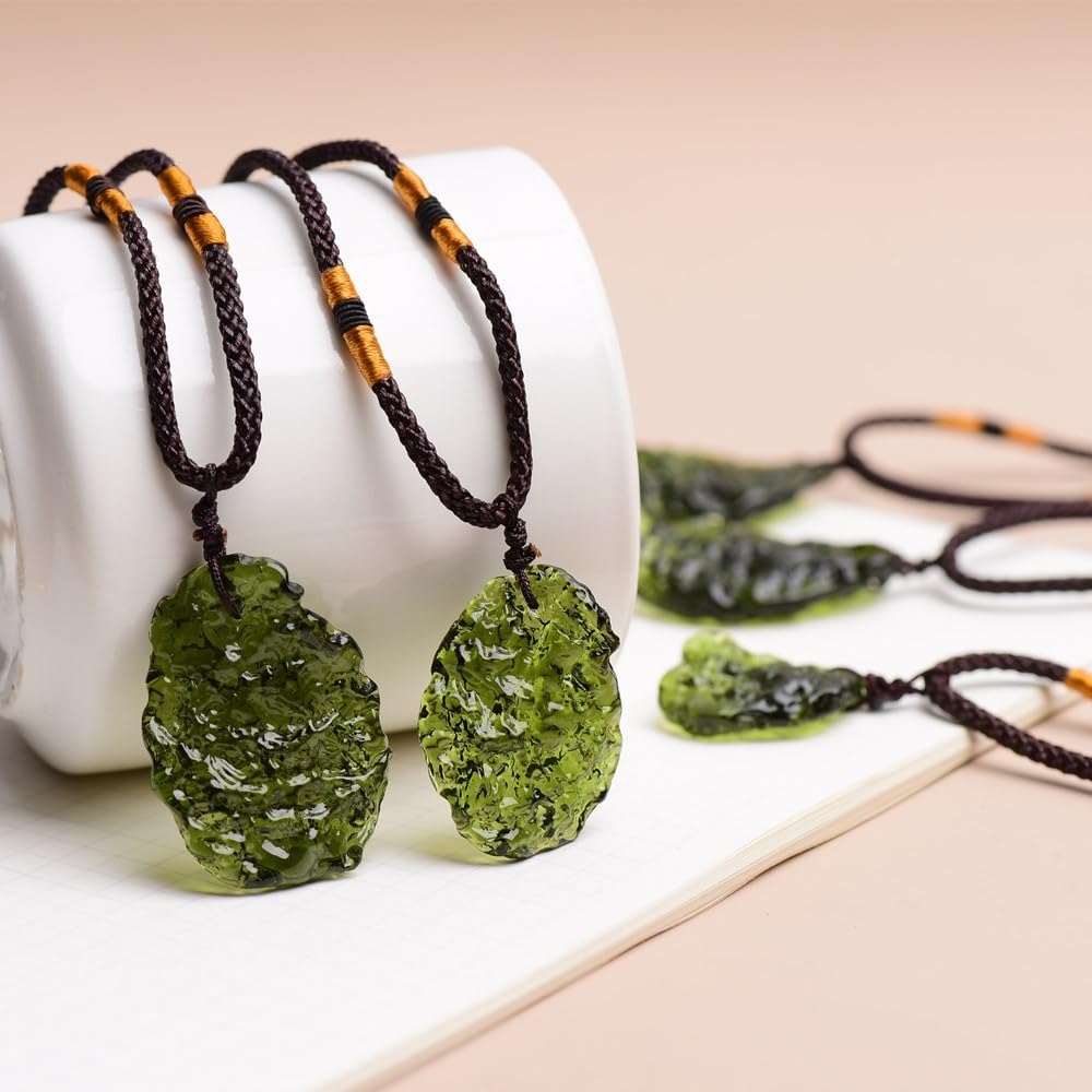 Collar con colgante de moldavita checa hecho a mano, piedra de lágrima de cristal verde, colgante de cristal verde bohemio, unisex, accesorio de piedras preciosas irregulares hecho a mano