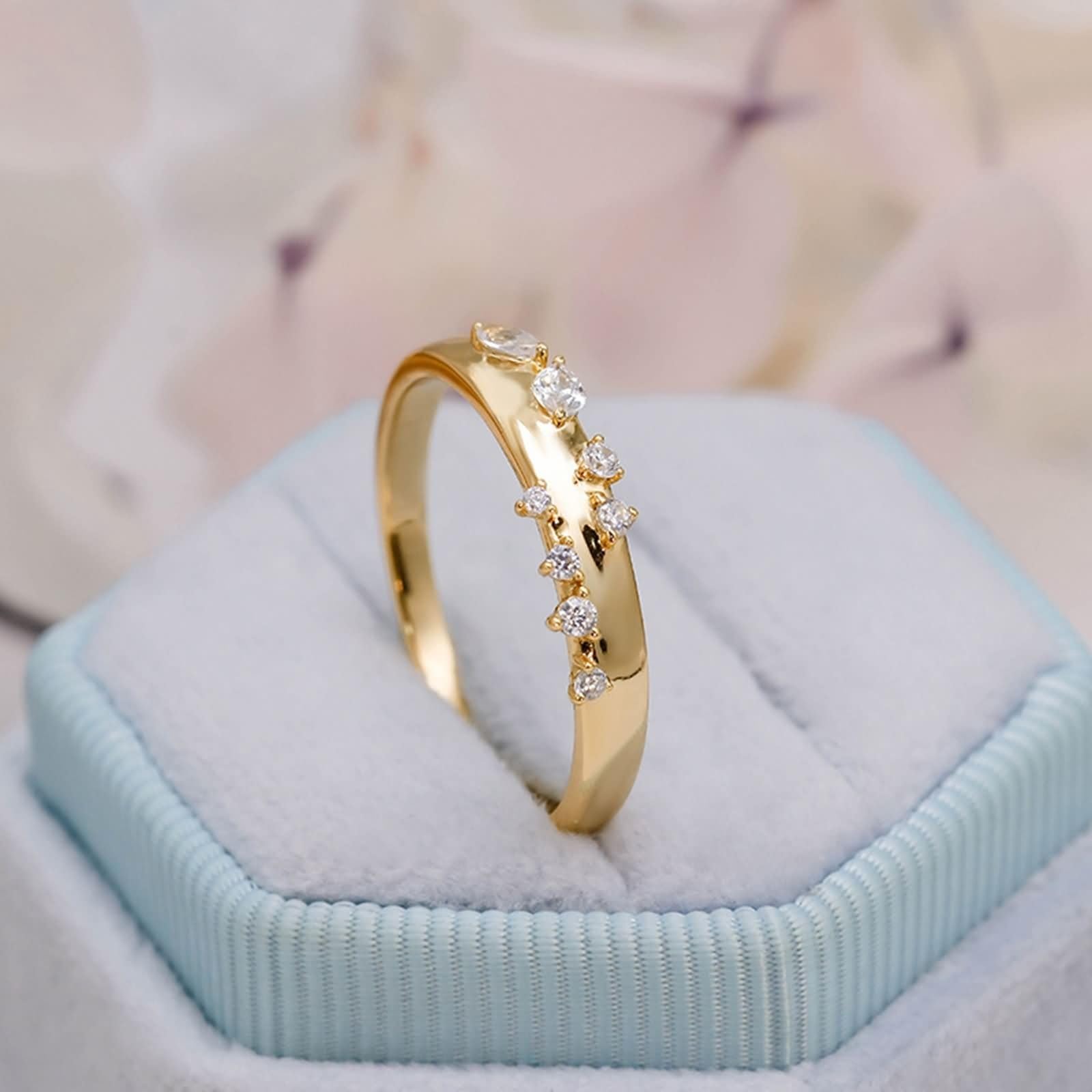 Au 375/585/750 - Alianzas de oro amarillo con moissanita marquesa