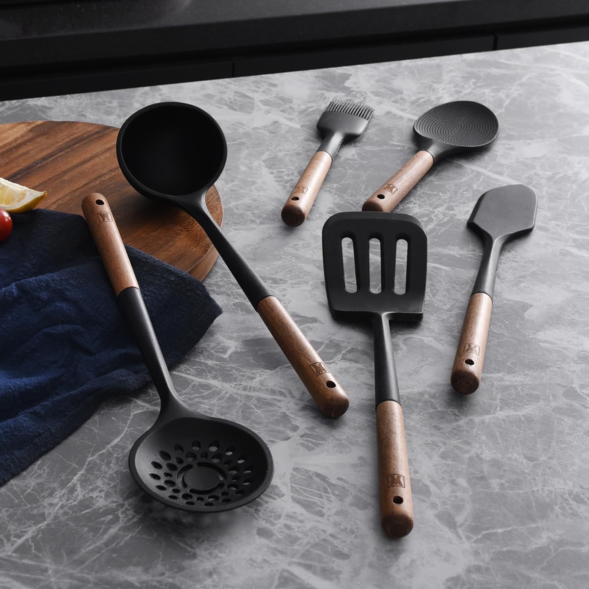 WAGENSTEIGER Juego de 2 utensilios de cocina de silicona: cucharón con mango de madera + cuchara de servir y cocinar de cabeza larga, utensilios de cocina resistentes al calor, sin BPA, diseño de