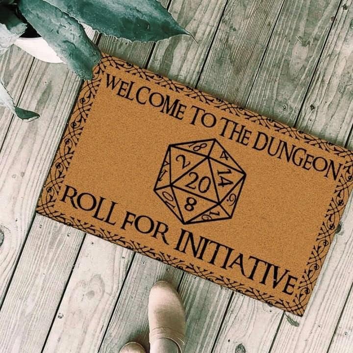 Felpudo con diseño de entrada al aire libre, con texto en inglés "Welcome to The Dungeon Roll for Initiative", divertido tapete antideslizante y