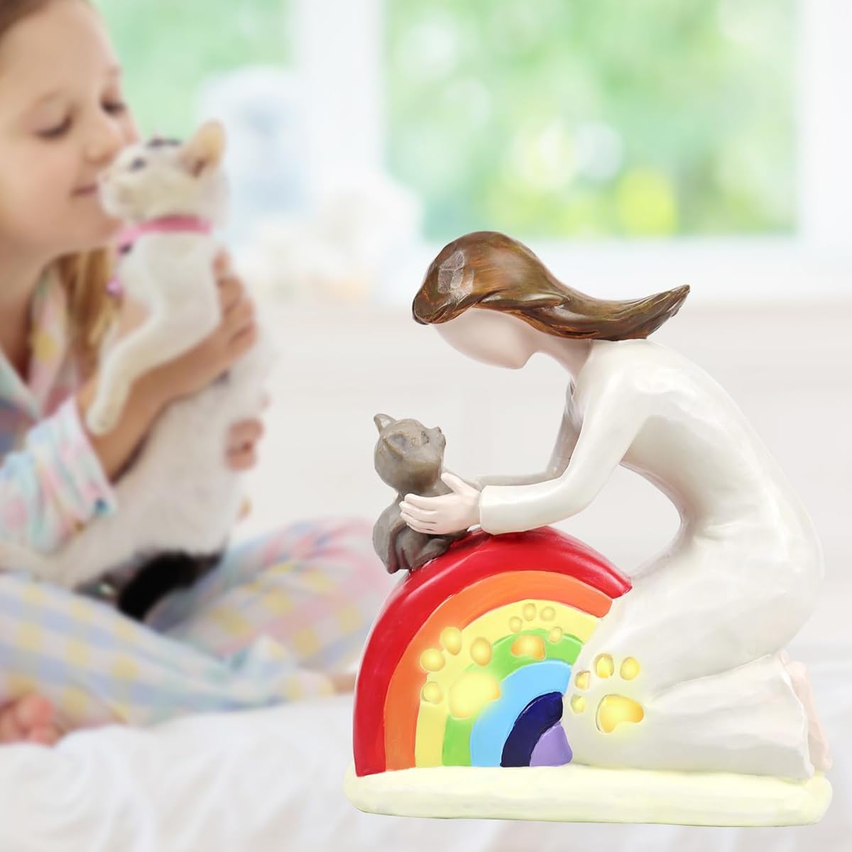 Regalo conmemorativo de gato Rainbow Bridge con estatua de resina artesanal de niña abrazando a un gato para expresar condolencias por la pérdida de una mascota.
