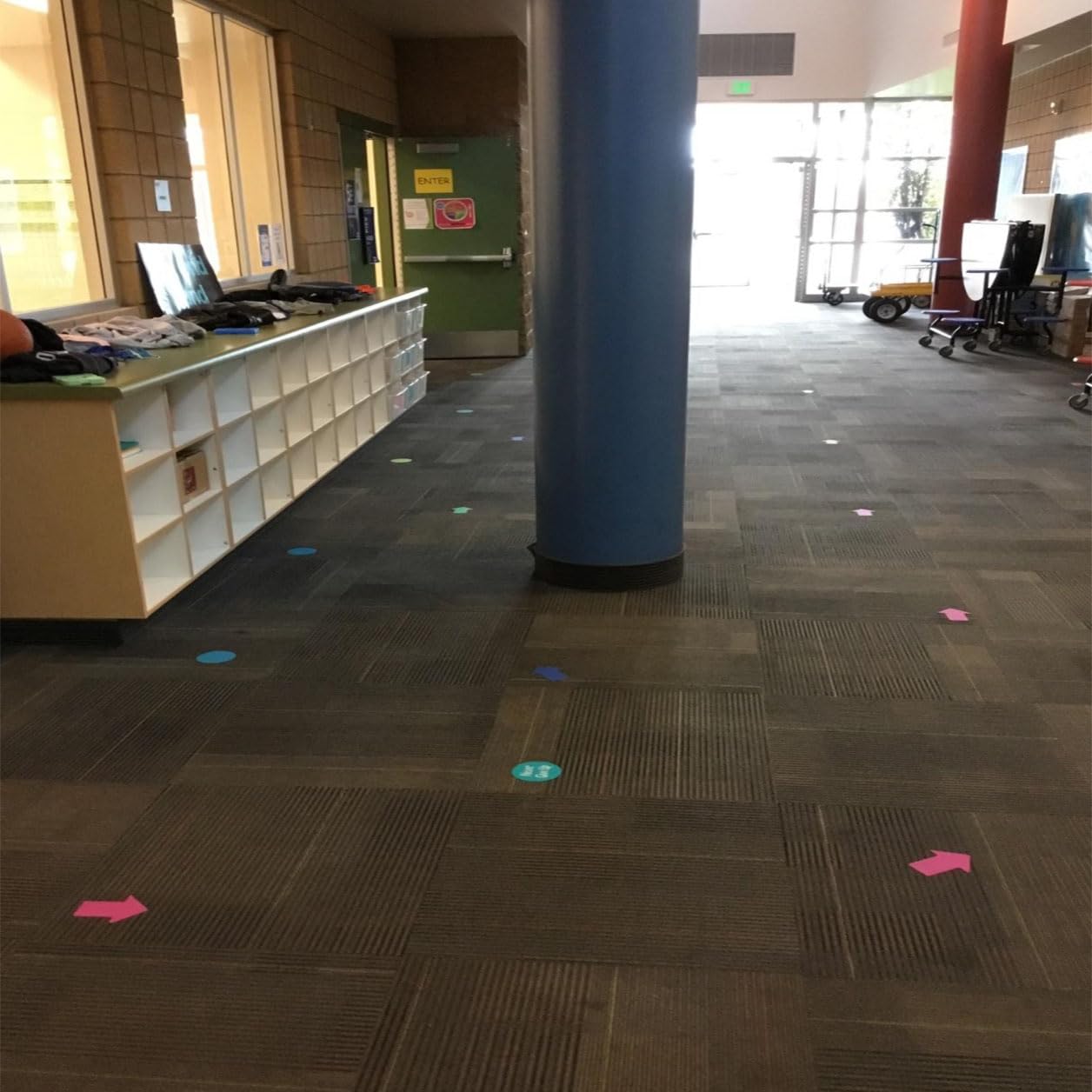 Juego de 63 rotuladores direccionales reutilizables con forma de flecha para alfombras, instrucciones de seguridad vial, panel de guía de interior para Halloween, fiesta de Navidad (15,2 cm)