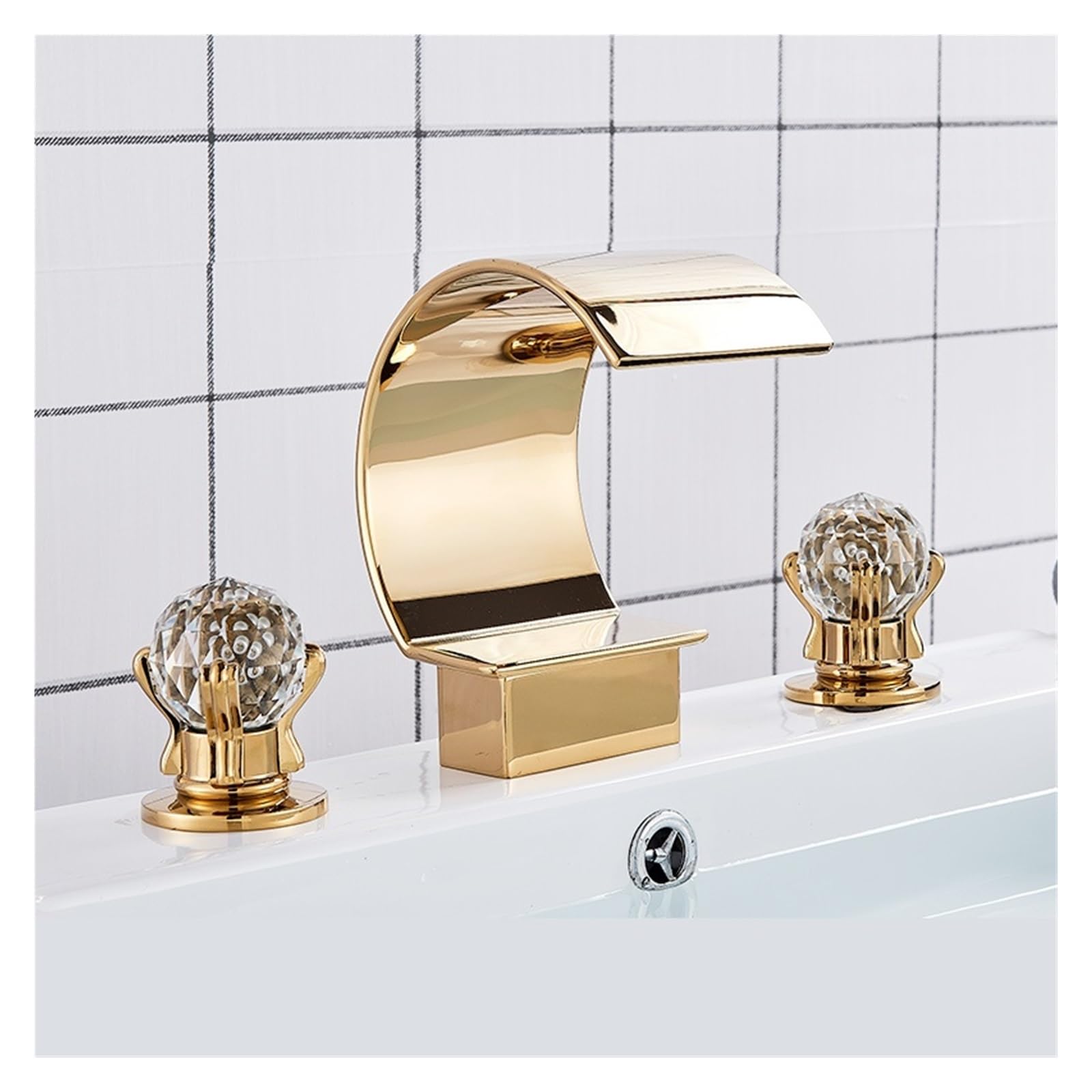 Mitigeur de salle de bains cascade doré pour créer un espace bien-être relaxant