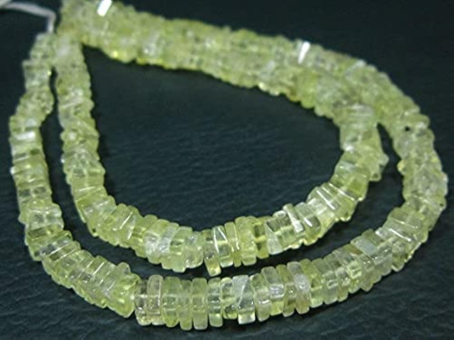 Prehnite Smooth Cube Heishi pour corriger les irrégularités de vos rangs de perles