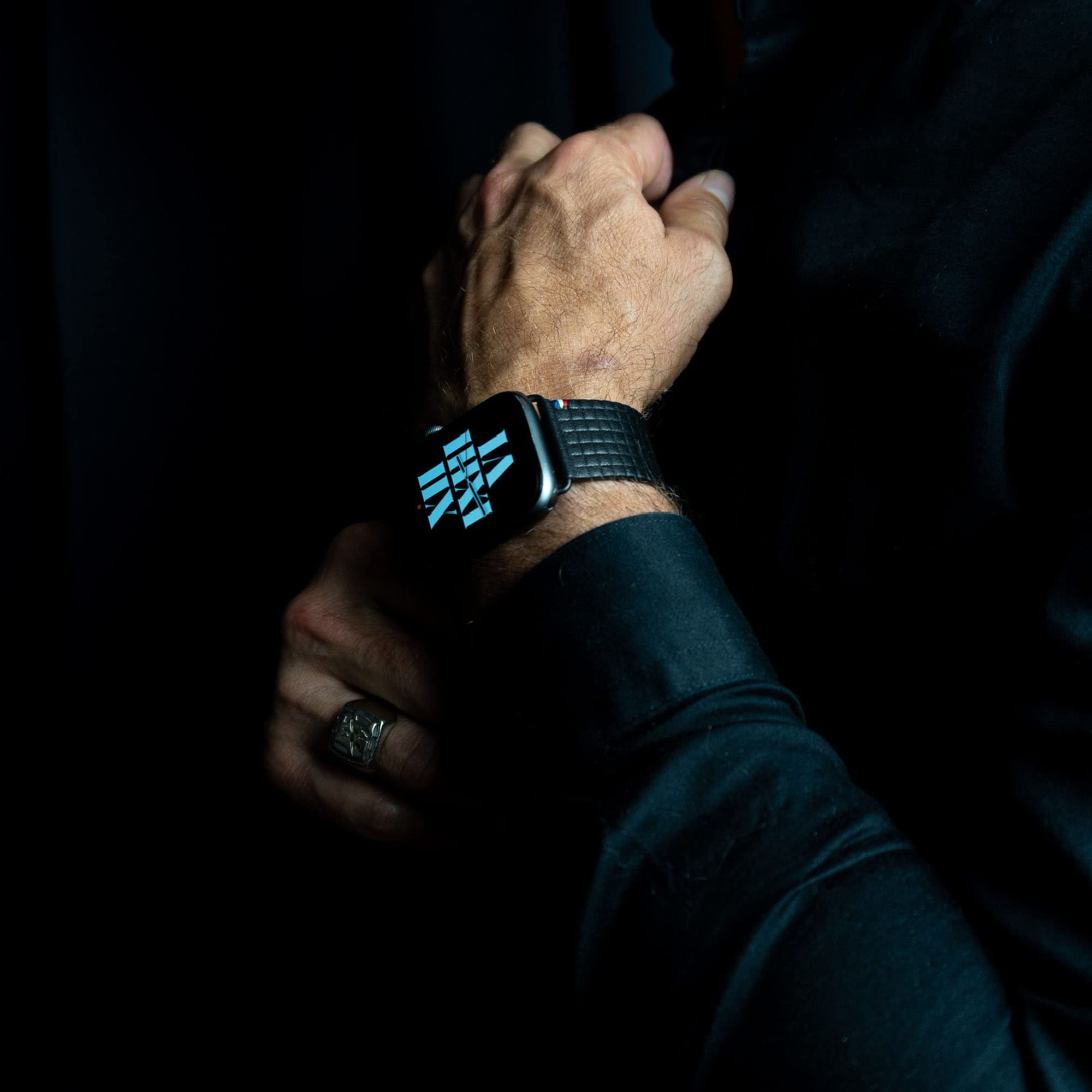 Eternel – Carbone Armband edel – Kompatibel mit allen Apple Watch Modellen – Alle Größen – Handgefertigt in Frankreich – Pflanzlich gegerbtes Leder – Noir