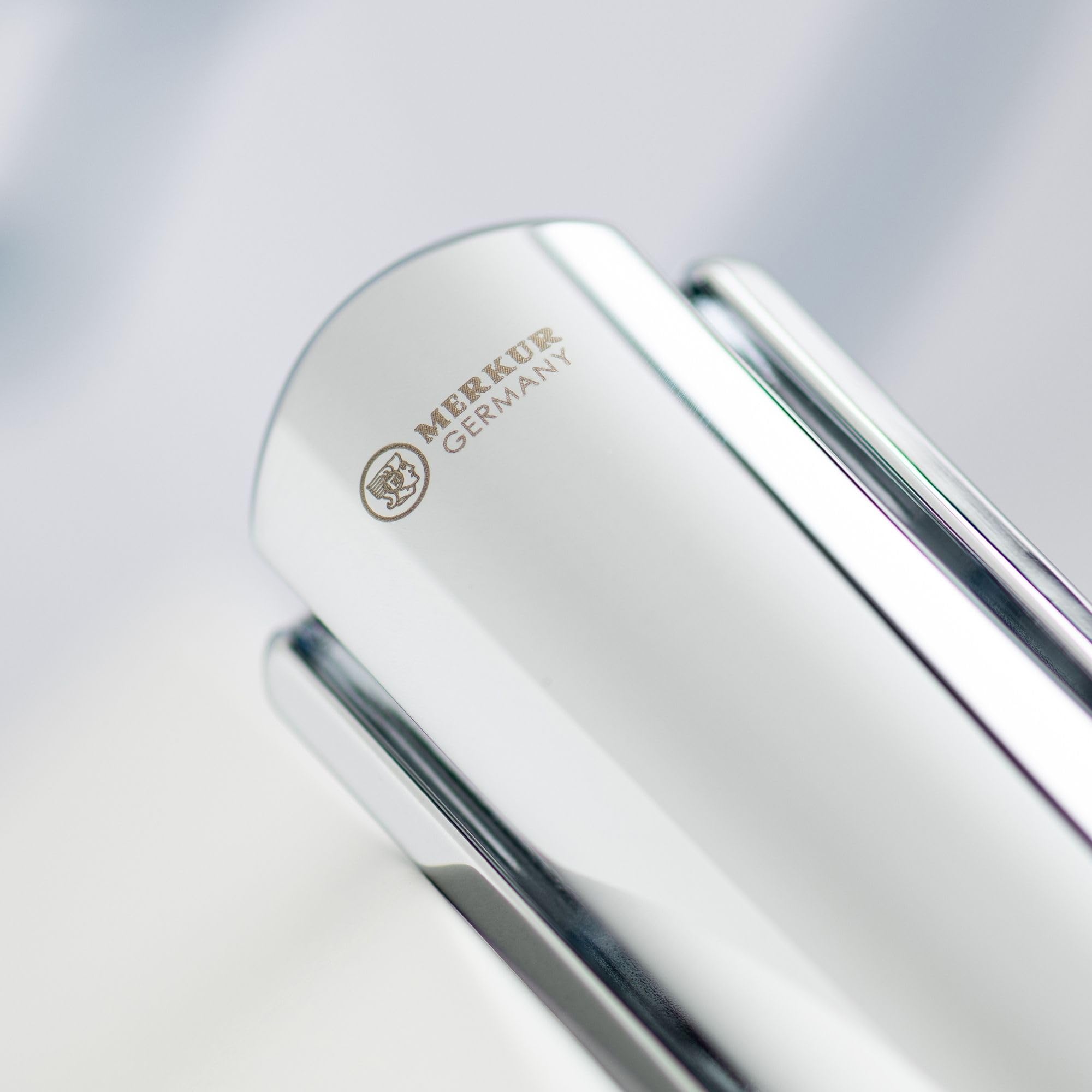 MERKUR Futur 701 Rasoio di sicurezza – Design iconico, finitura cromata lucida, struttura in due pezzi, taglio diritto, ideale per la rasatura tradizionale – Made in Germany