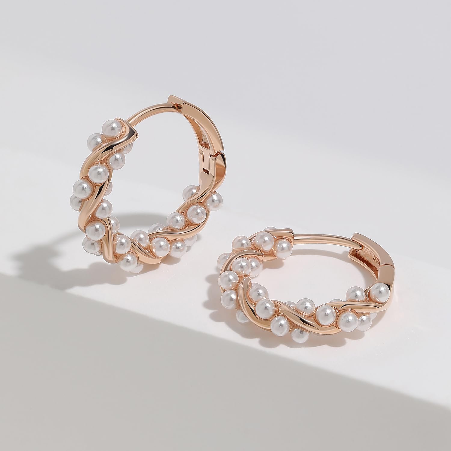 Pendientes de perlas Meissa para mujeres, pendientes tipo huggie chapados en oro, aros gruesos ligeros para chicas, pendientes de perlas para bodas en plata de ley, Oro