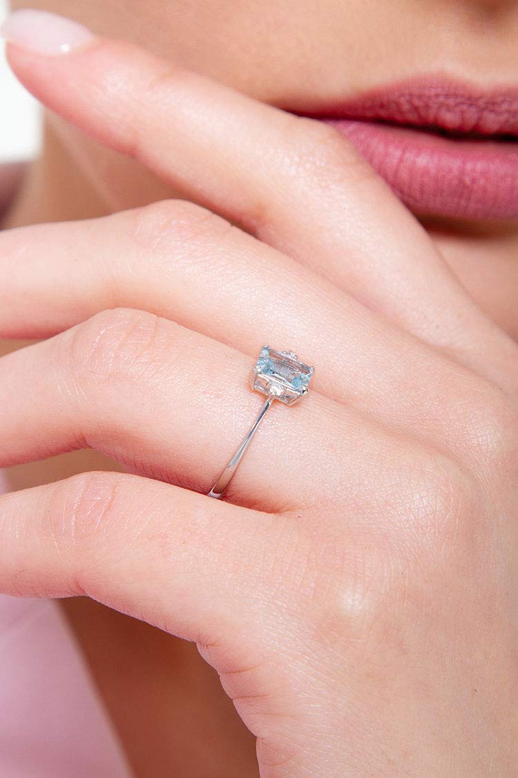 Anello in oro bianco 18k con Acquamarina taglio Smeraldo e Diamanti laterali