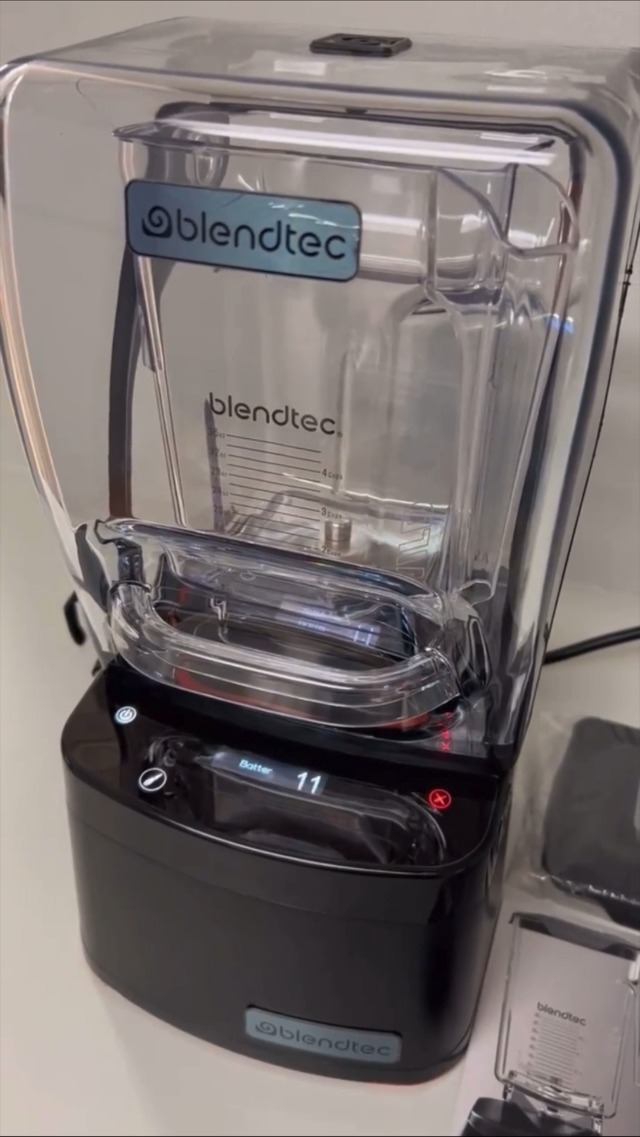 Watch HONEST Review of Blendtec Professional 800 - Blender on