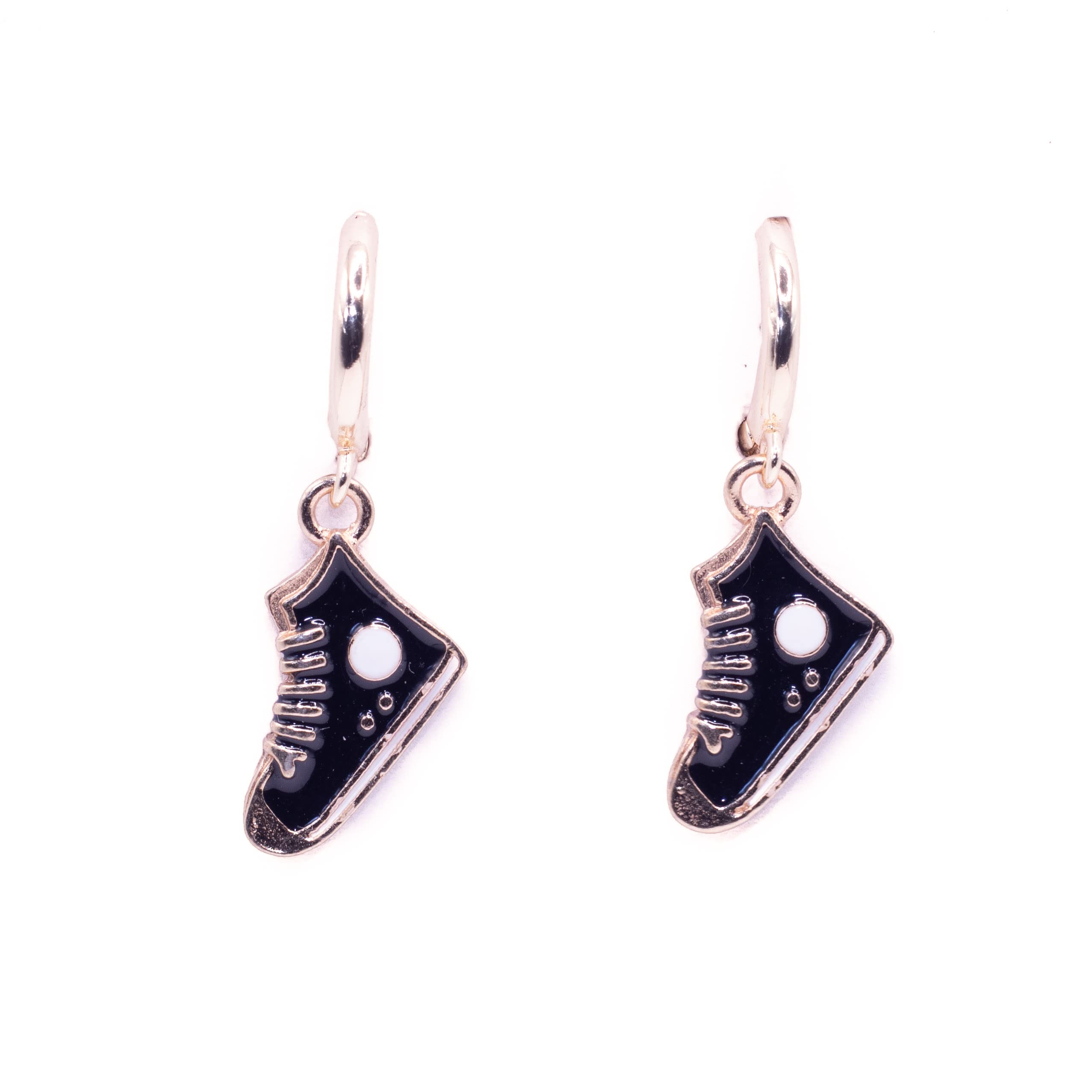 HandmadePendientes niña chapados en oro. Pendientes zapatilla Converse. Pendientes aro con colgante en forma de zapatilla. Pendientes divertidos Ideal para regalar. (Negra)