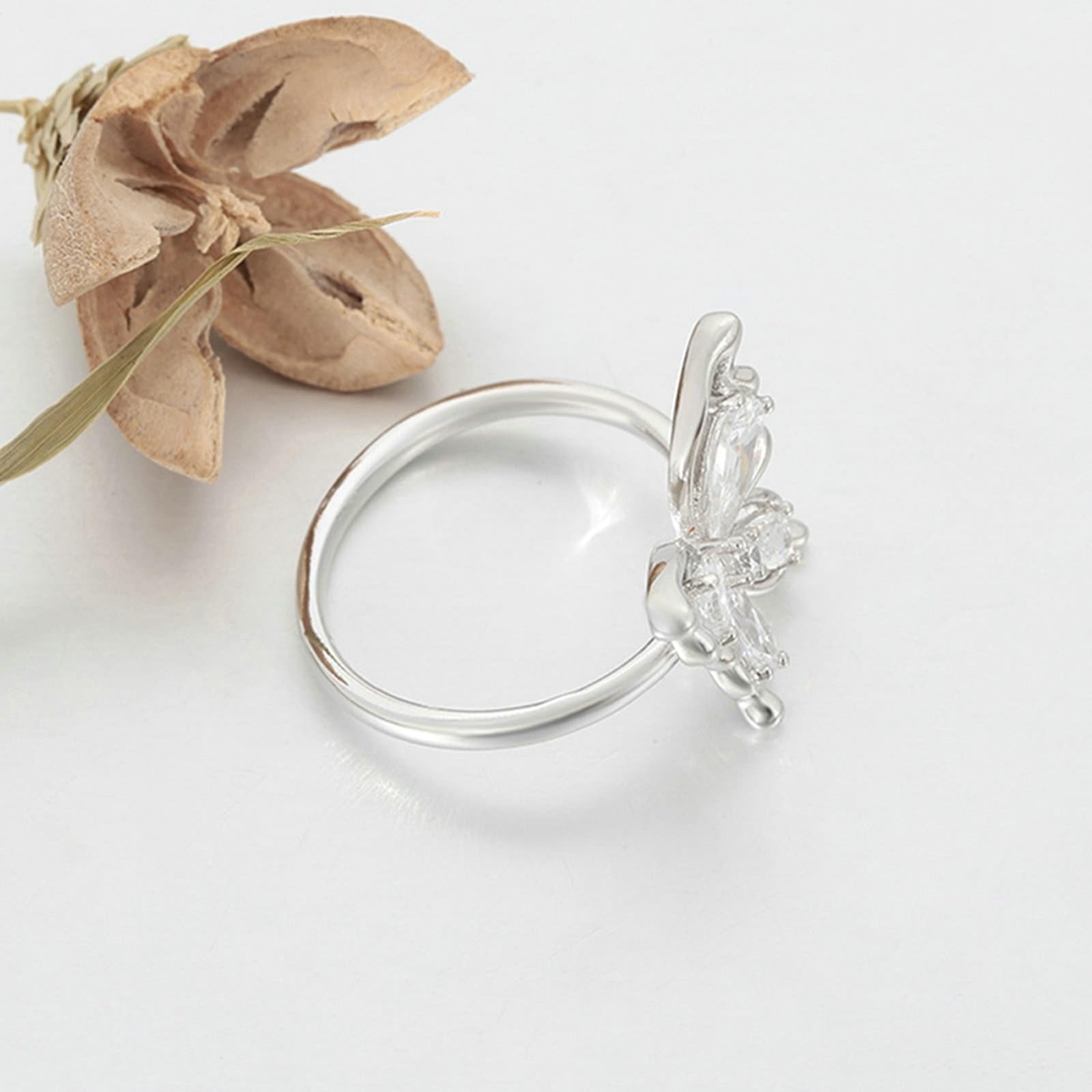 Alianzas de oro blanco Au750 de 18 quilates con gota de moissanita y mariposa