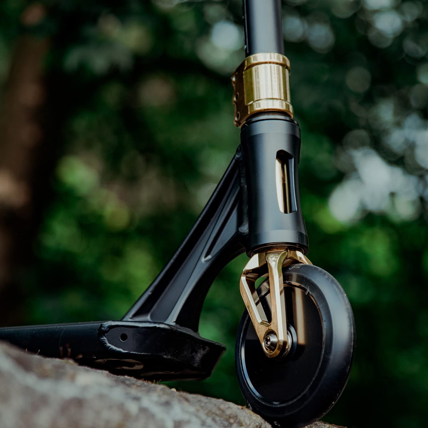 Scooter eléctrico Movino Kraken Neogold, Sistema de compresión IHC, rodamientos sellados, Horquilla de Aluminio, Ruedas de núcleo Completo de 120 mm, una Plataforma de Carretera