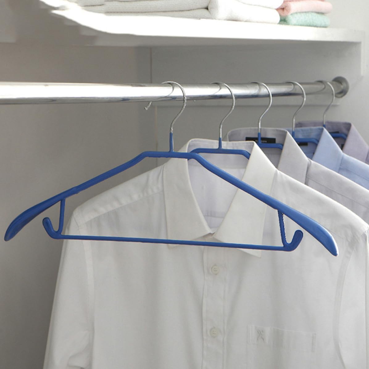 5pcs Wide Shoulder Clothes Hangers for Suits and Clothes with Anti-Slip Design, Plastic and Metal Material, Comfortable Touch, Space Saving, for Hotel and Household Use in Blue