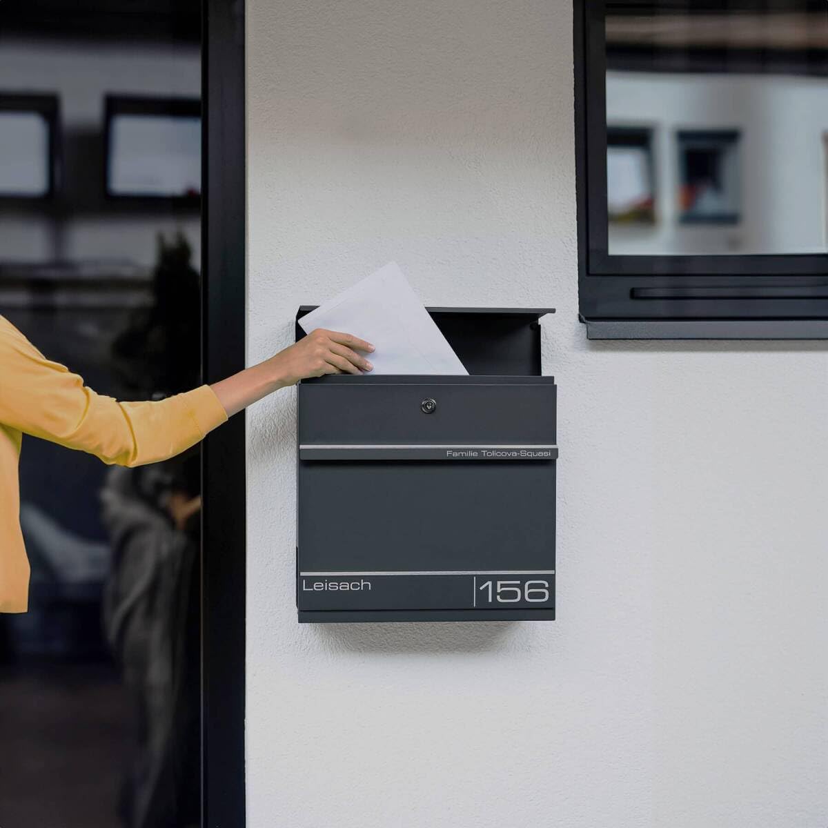 Metzler Briefkasten Personalisierbar Anthrazit RAL 7016 - mit Zeitungsfach - Wandbriefkasten mit Edelstahl Namensschild und Hausnummer Lesergravur - UV-beständig und Rostfrei (Mit Gravur) - Herrmann