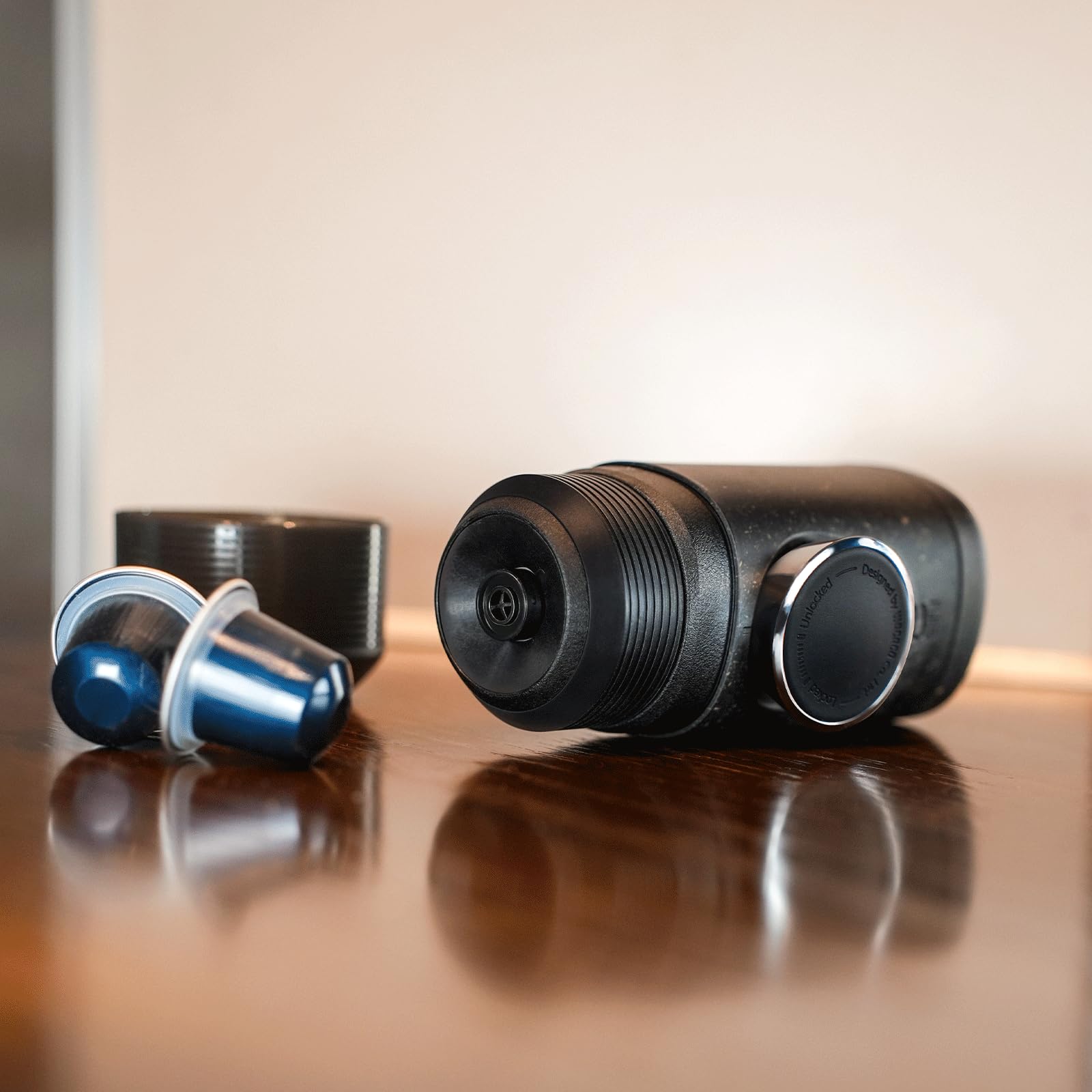 WACACO Minipresso NS2, Cafetera Espresso Portátil Compatible con Cápsulas Originales *Nespresso®* y Compatibles, Operación Manual, Mini Cafetera de 18 Bares, Negro carbón