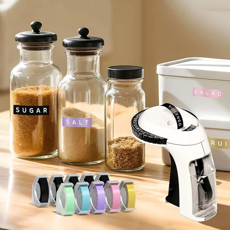 Máquina de fazer etiquetas em relevo Omega S com fitas, etiquetadora manual de gravação clássica 3D com 10 rolos de 9 mm x 3 m de etiquetas para casa, escritório e artesanato DIY, branco e preto