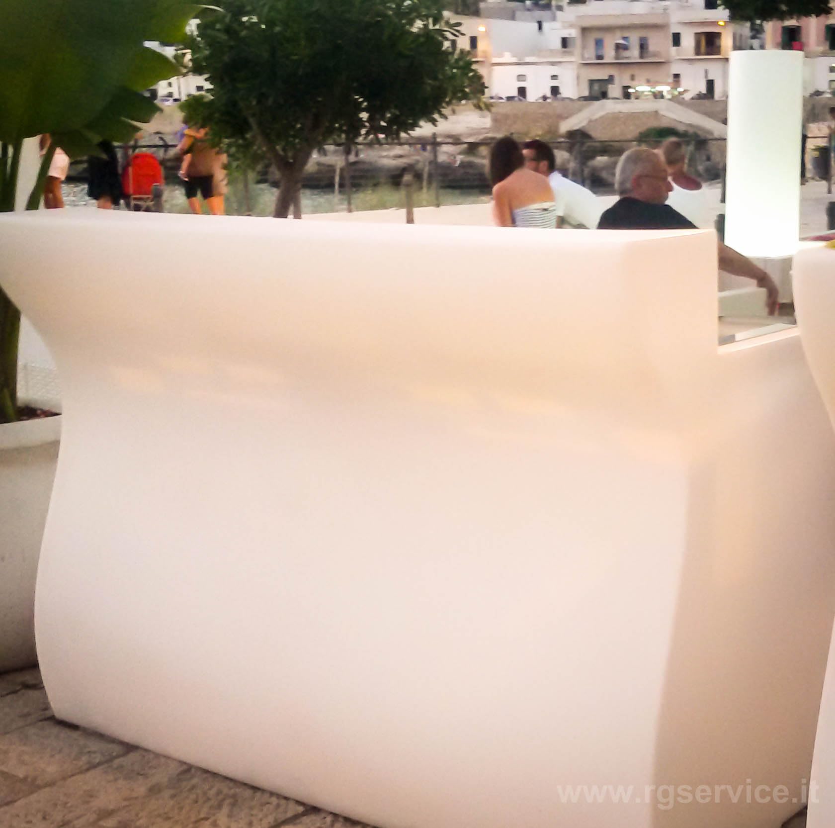 R.G.Service Bancone Reception Desk Bar Bart in Polietilene Luminoso Modulare per esterni ed interni. Accoglienza Brillante, trasforma i tuoi spazi con Il Desk Bar.