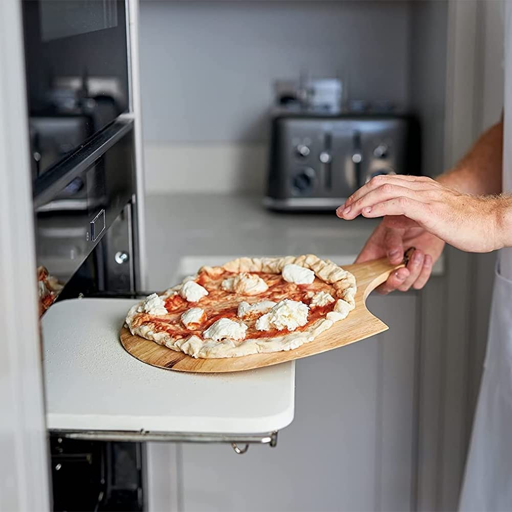 Okrągła deska do pizzy z tacą do pieczenia pizzy jedna ręka kamienna deska do krojenia pizzy ciasto do pizzy zagęszczony paragraf