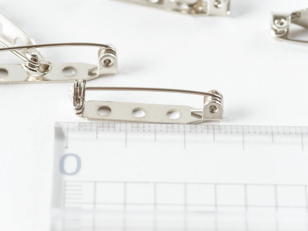 ブローチ用　額 Amazon | 紗や工房 回転式ブローチピン【シルバー 鉄製 長さ約