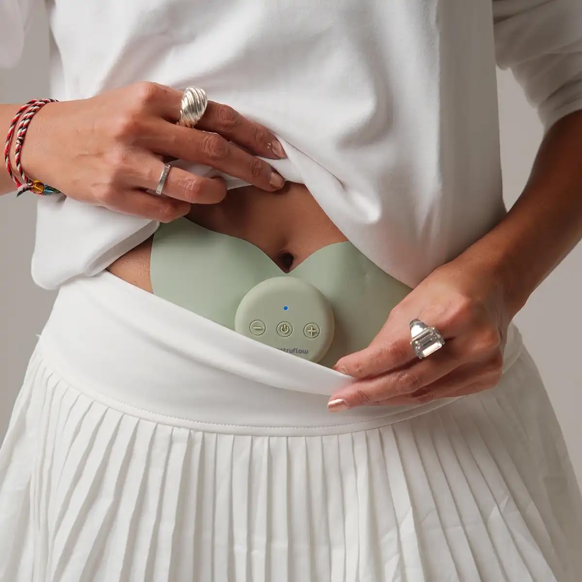 ONEflow Massagepad Unterleib & Rücken – Massagegerät für die Periode mit 65 cm Kabel & Extra Drop Pads | 6 Modi, 20 Intensitätsstufen, App-Steuerung, 10h Akku, geräuschlos & diskret