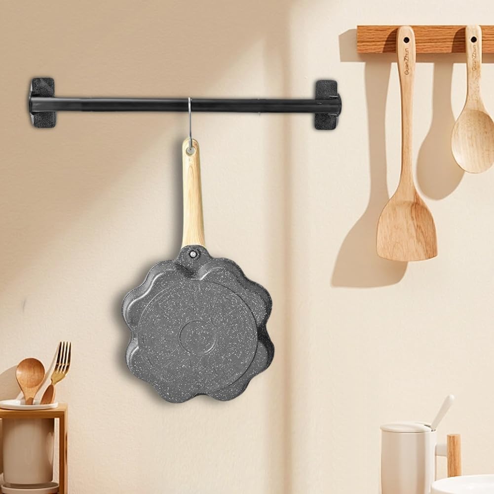 LOMUG Padella per omette a 4 fori, rivestimento antiaderente in granito, piccole padelle, motivo: padella a induzione, a forma di cuore, con 2 spazzole per fornello a gas (nero)