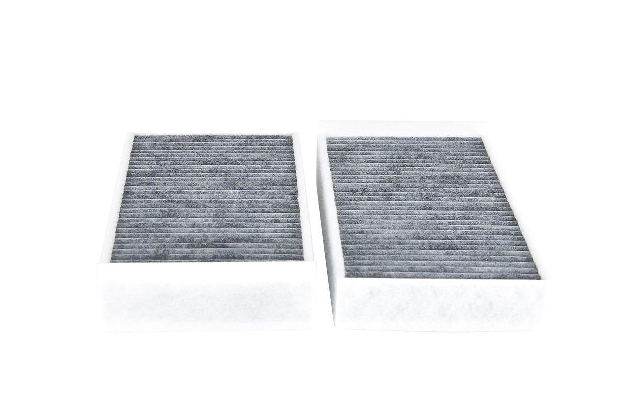 Bosch Filtro Abitacolo ai Carboni Attivi R5582, Filtro di Ricambio - Contro cattivi odori, polline e polvere per un'aria più pulita all'interno del veicolo - 2 Filtri
