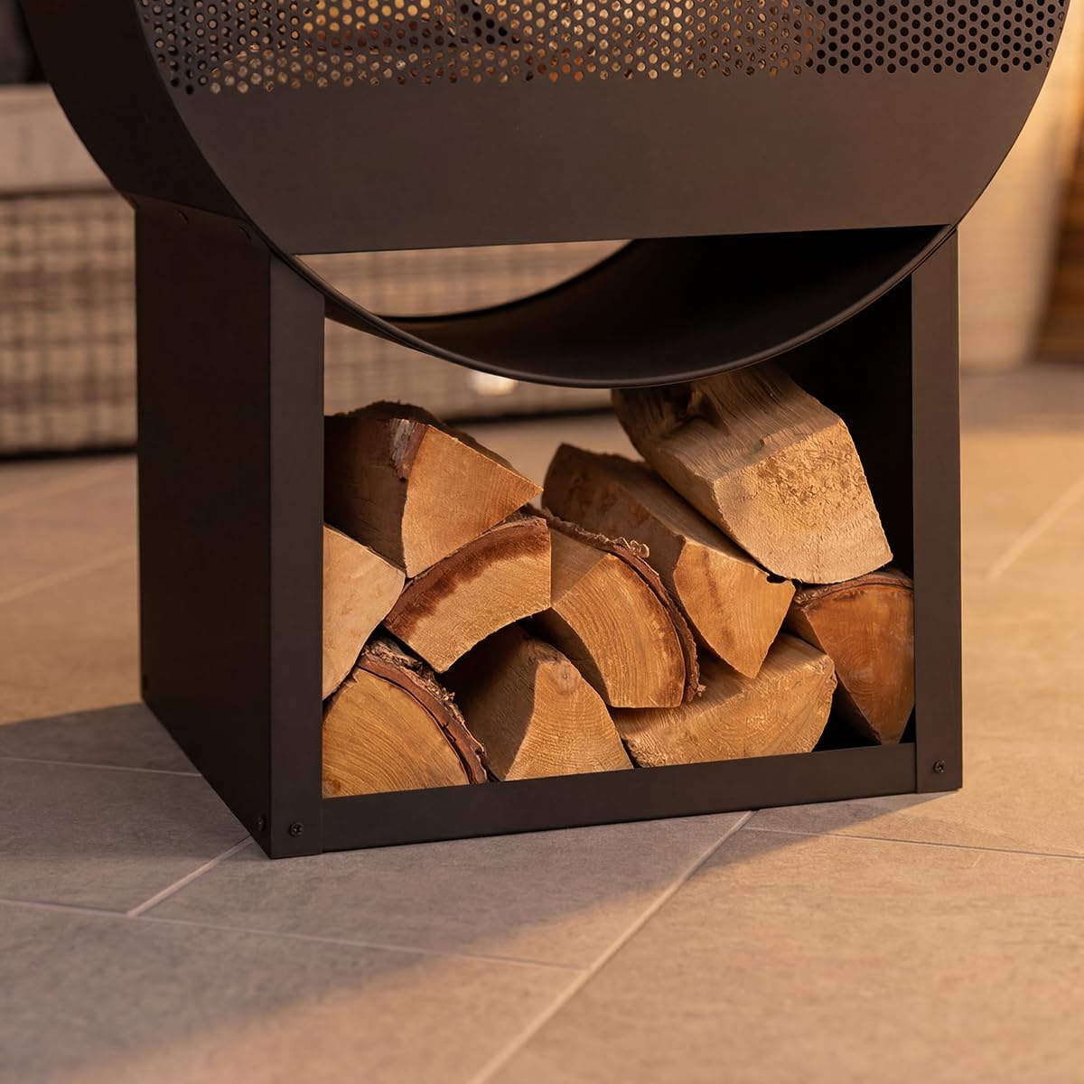 CHARLES BENTLEY Chauffage terrasse cheminée Moderne 129cm, Acier Noir, brûleur Bois/Charbon, tisonnier Inclus, Design Contemporain, Rangement bûches (129x55x40cm)