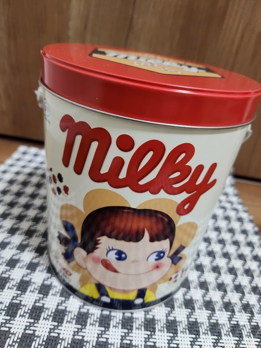 Amazon.co.jp: 不二家 ペコちゃんバケツ缶 お菓子入り 賞味期限2024.5 