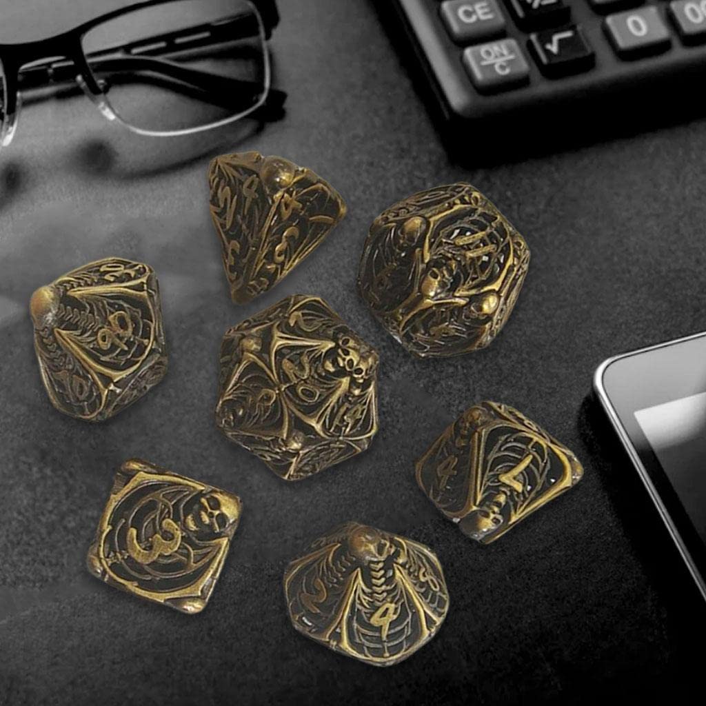 7 Stück Metall Polyeder Würfel Set Hohles Würfelset Steampunk Kupfer Rollenwürfel Zahlenwürfel mit Ornamentierten Ziffern Und Präziser Balance für, C