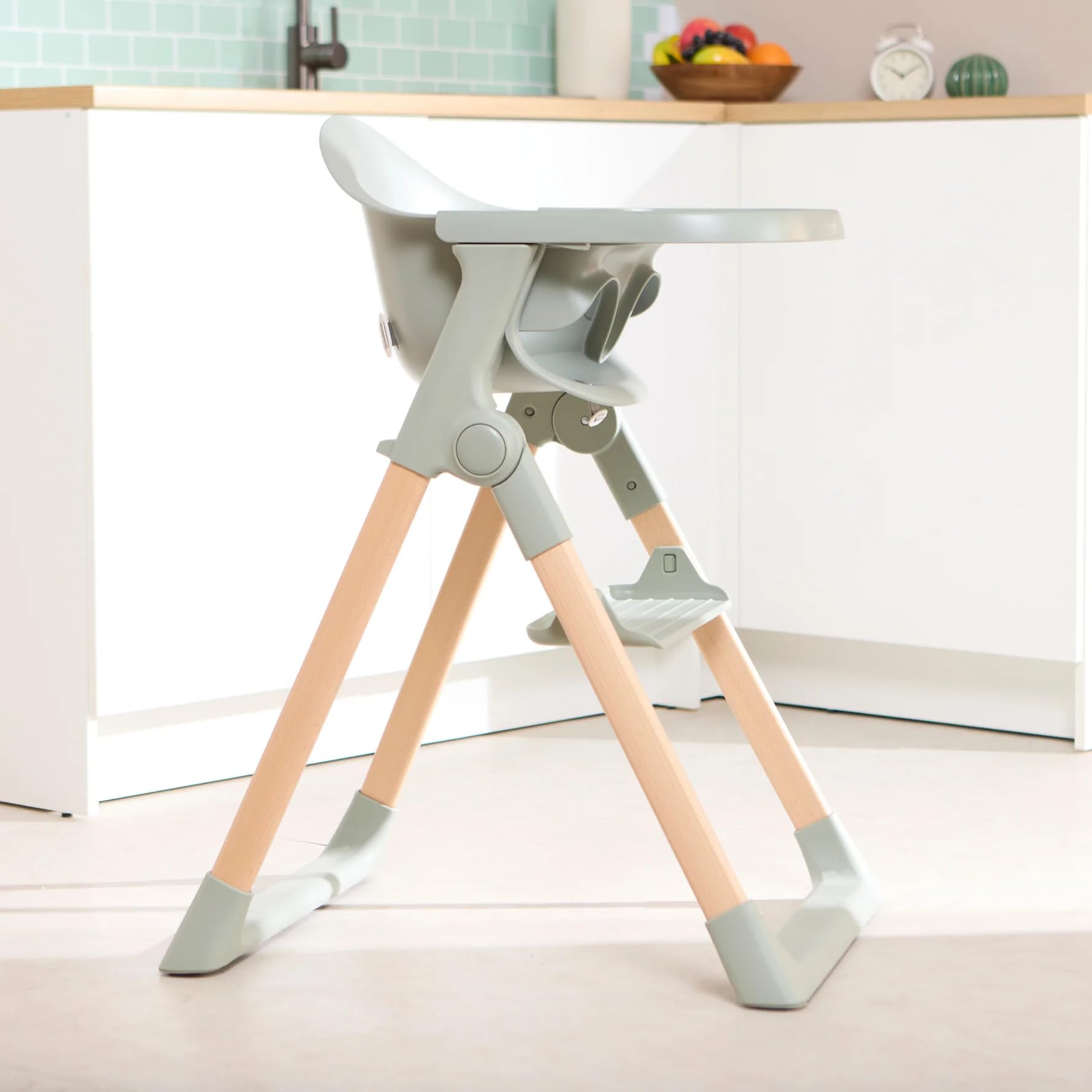 Mash - Trona de Baby Elegance | Trona salvia para bebés y niños pequeños con reposapiés ajustable, bandeja extraíble y almohadilla de asiento | Plegable y portátil