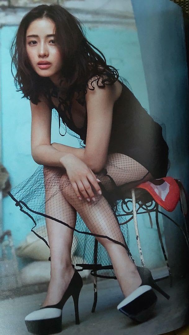 Amazon.co.jp: 石原さとみ写真集『encourage』特別版帯付き