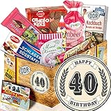 OSTPRODUKTE im Geschenk-Set: Puffreis Schokolade, Liebesperlenfläschchen, Othello Keks Wikana, Bonbons Bodeta Himbeere, Mintkissen Viba, Zetti Schlager Süßtafel, Viba Nougat Stange inkl. anlassbezogener Geschenkverpackung.