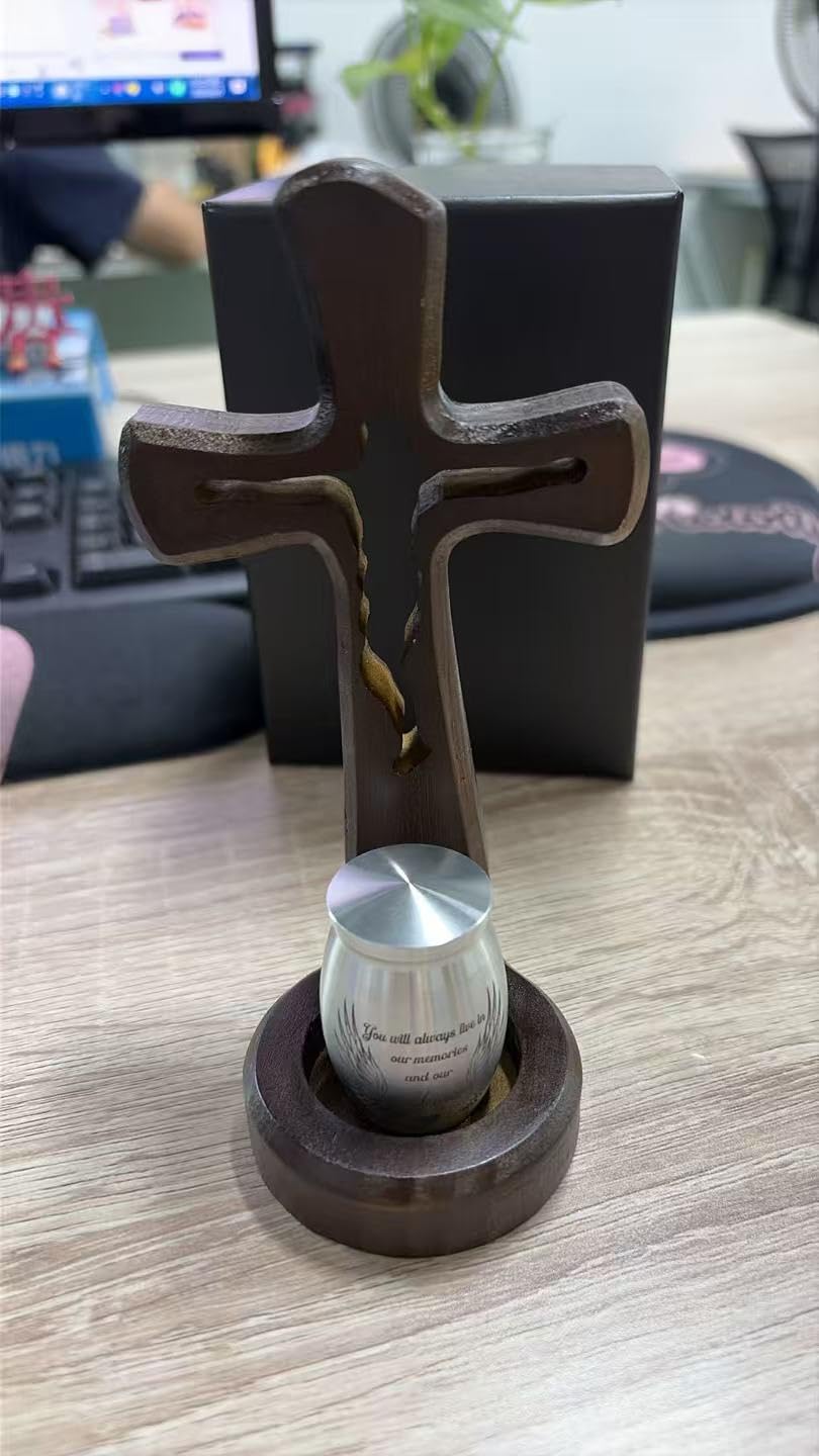 Croix en bois et mini urne funéraire sur autel de recueillement