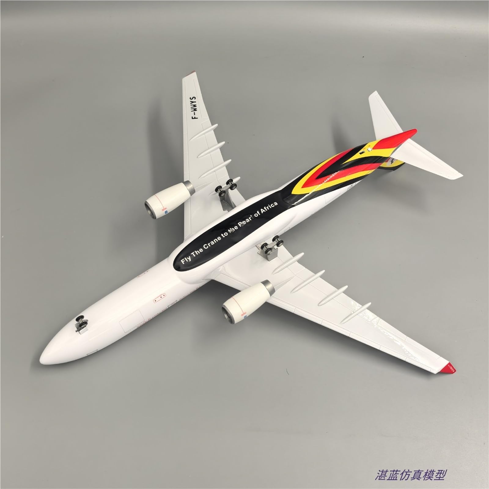 Modello Ridotto Aereo Aereo in Metallo Pressofuso da 47 Cm, Scala 1:135, Modello di Aereo Passeggeri for Uganda Airlines 330 con Ruote Aerei Modellini in Scala(No Light)