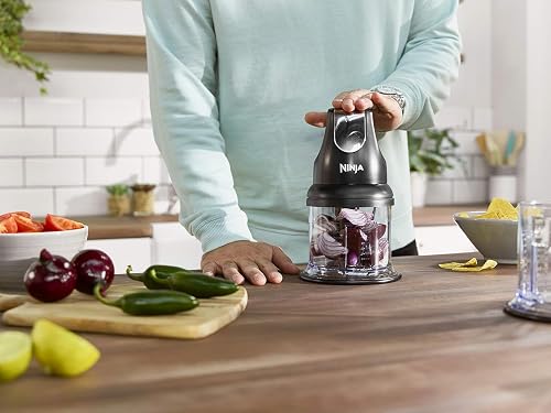 Ninja Express Chop Mini-hachoir électrique à herbes et légumes, pour hacher, émincer et réduire en purée les aliments afin de réaliser sauces, purées et soupes, Mixeur compact noir NJ1002EUBK - 2