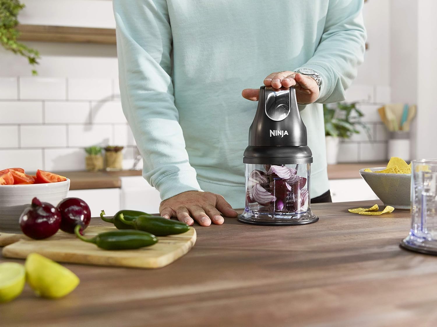 Ninja Express Chop Mini-hachoir électrique à herbes et légumes, pour hacher, émincer et réduire en purée les aliments afin de réaliser sauces, purées et soupes, Mixeur compact noir NJ1002EUBK